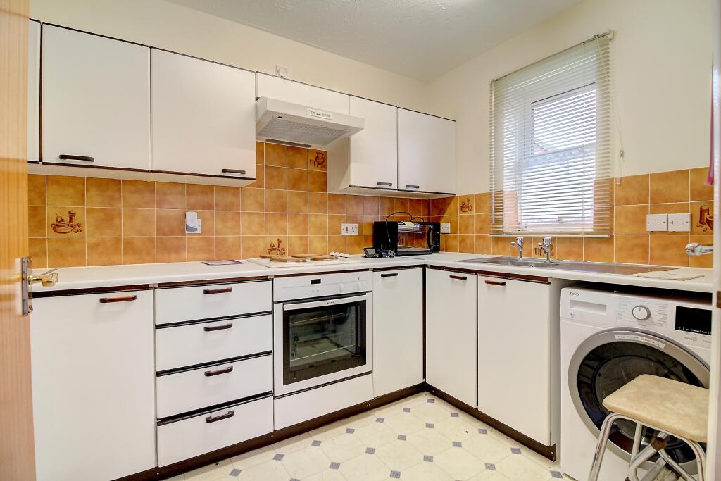 Farm View Drive, Basingstoke, RG24 photo 3