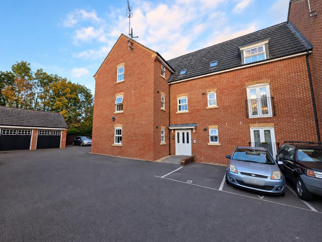 2-bed flat on Vistula Crescent, Swindon, Wiltshire, £135,000