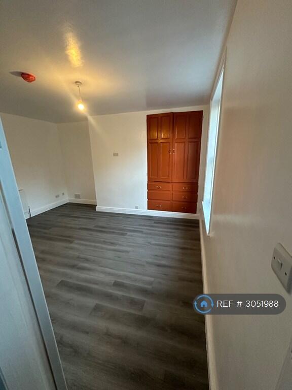 House in Huddersfield - View 3