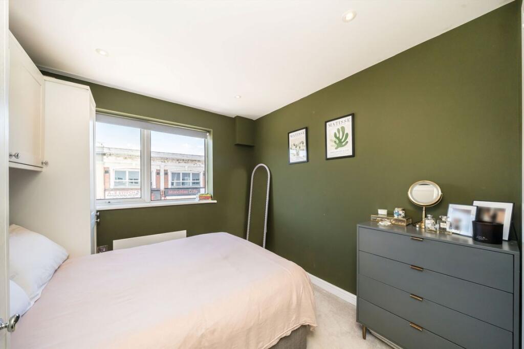 Apartment in Kingston upon Thames - View 3
