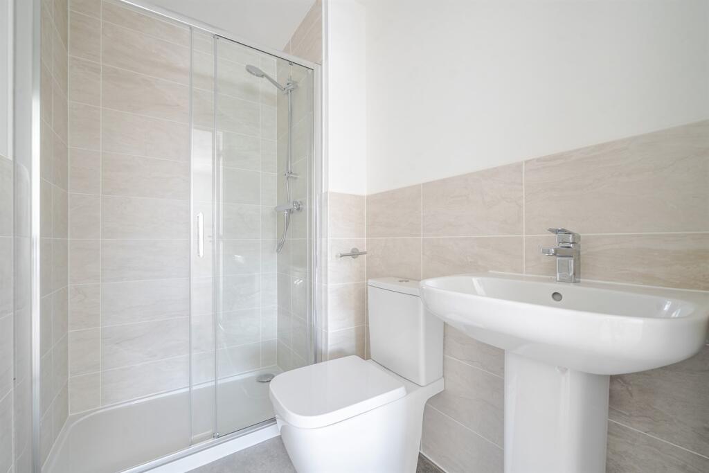 House in Arborfield Green, Finchampstead - View 5