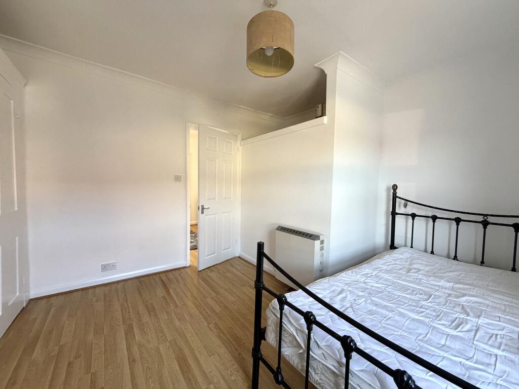 Whitehawk Road, Brighton BN2 5FB photo 4