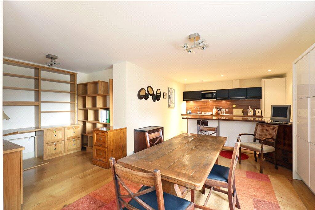 Apartment in London, Cottenham Park, Raynes Park - View 4