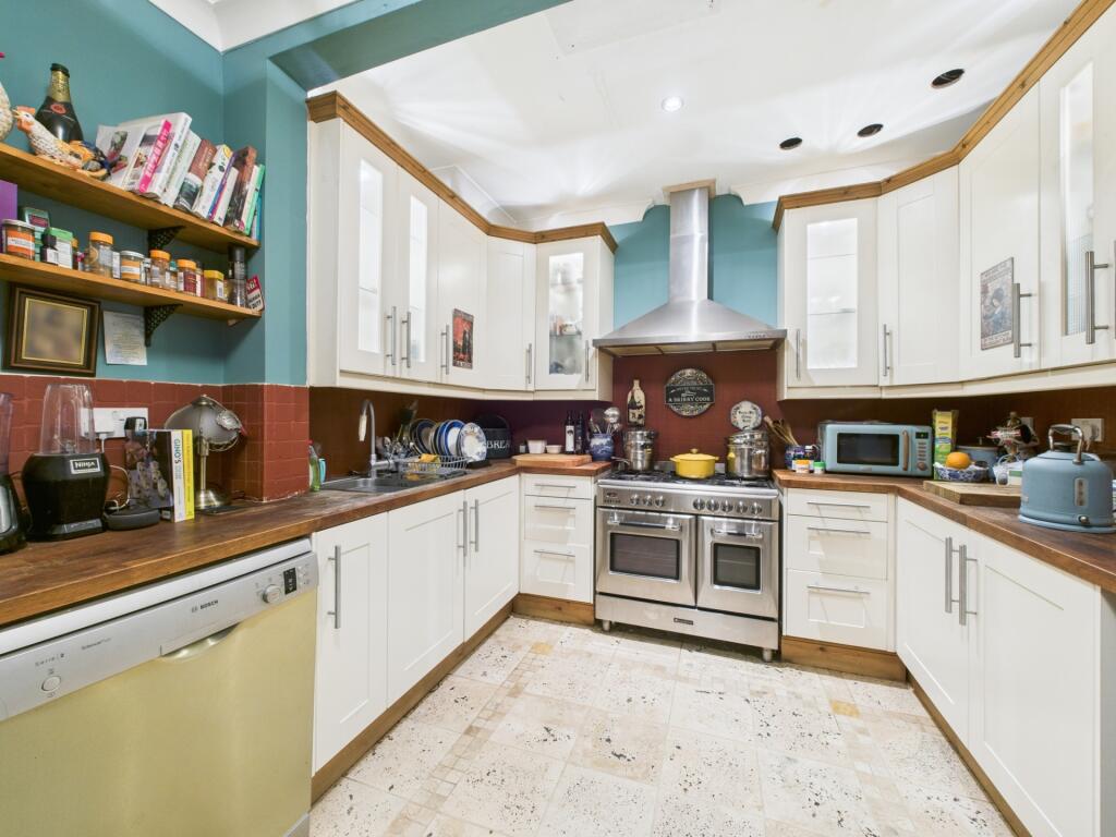 House in Northampton, West Northamptonshire - More