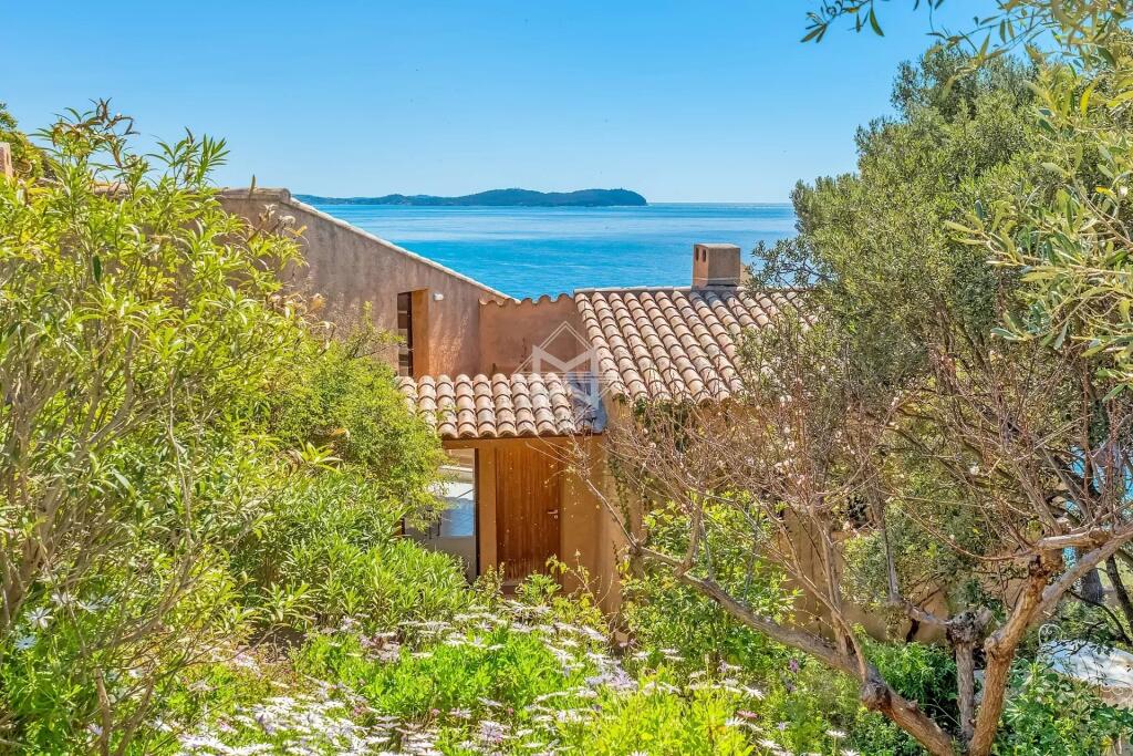 Main image of property: Provence-Alps-Cote d`Azur, Var, Carqueiranne