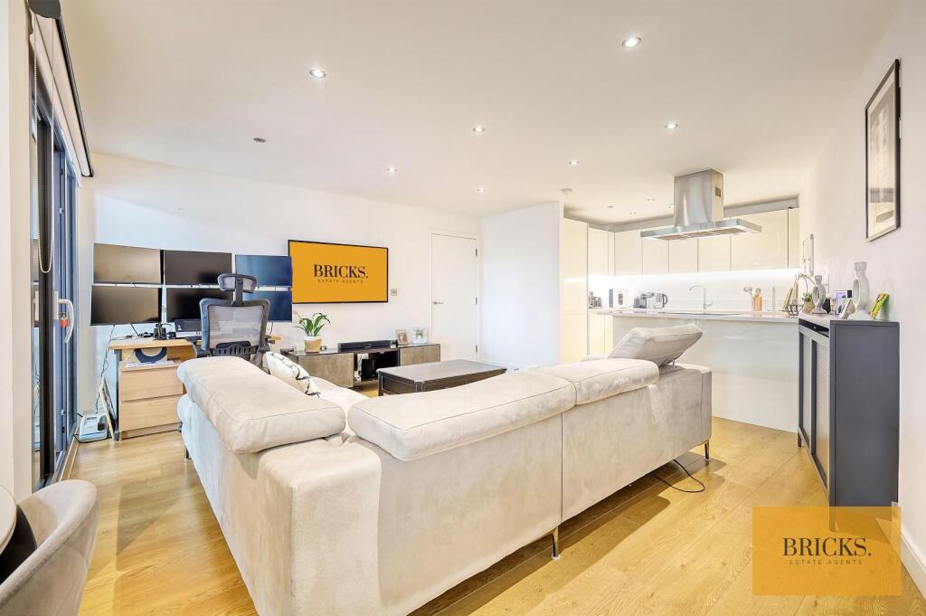 Apartment in Epping Forest, Loughton - More