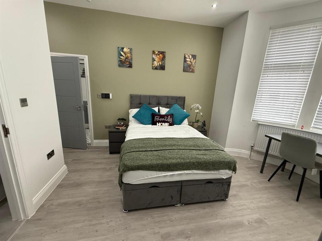 Main image of property: Co-Living - Double Bedroom With En-suite - Surbiton Road, KT1