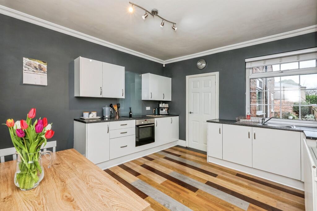 Queens Road, Hodthorpe, Worksop photo 3
