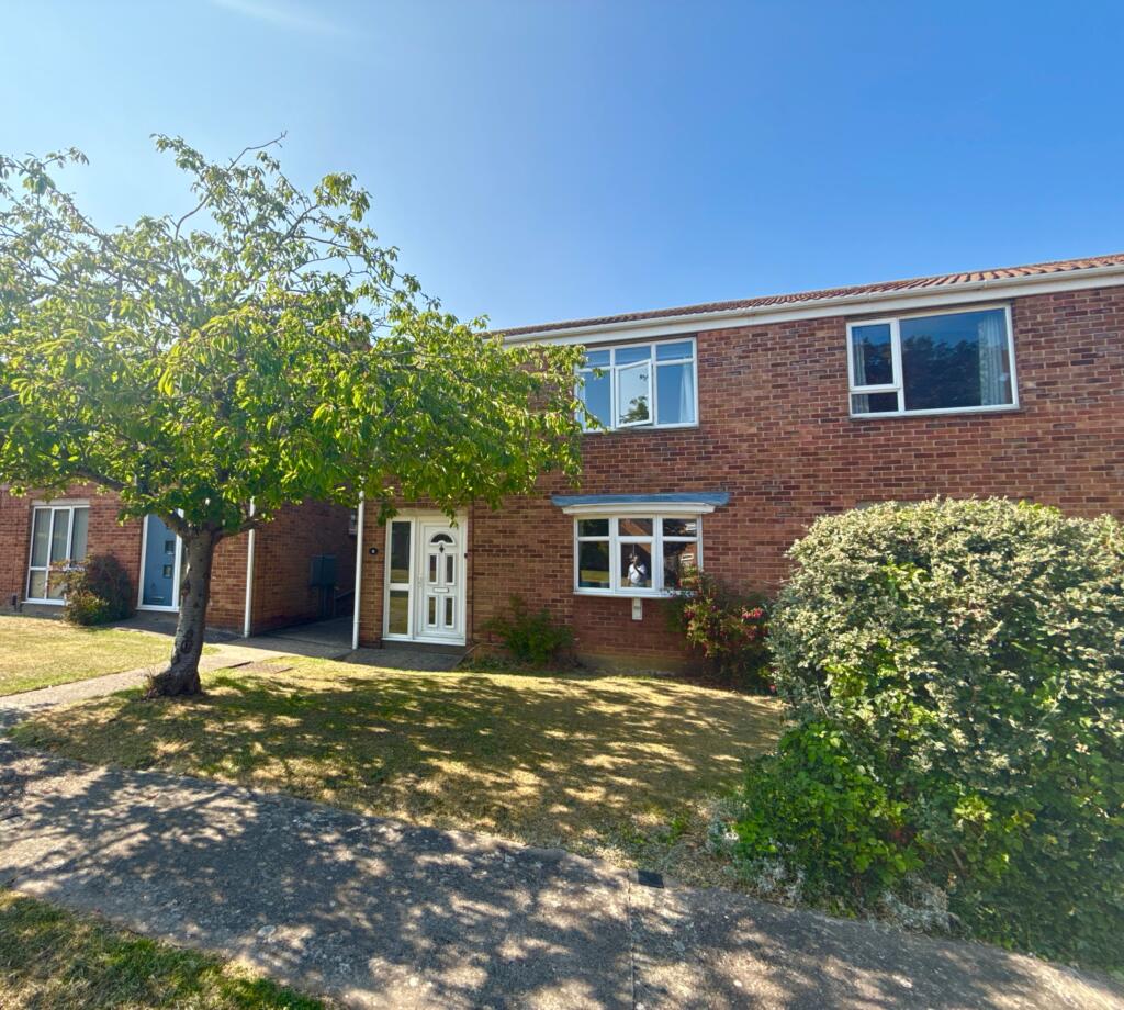 3-bed semi-detached on Hawthorn Chase, Lincoln, LN2, £210,000