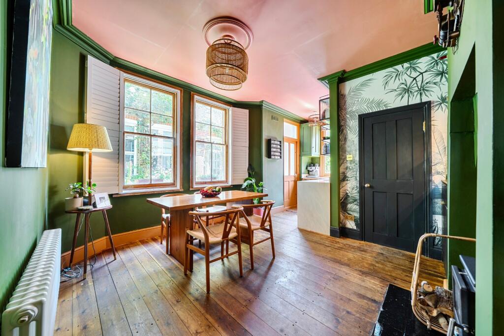Main image of property: North Avenue,
Kew, TW9