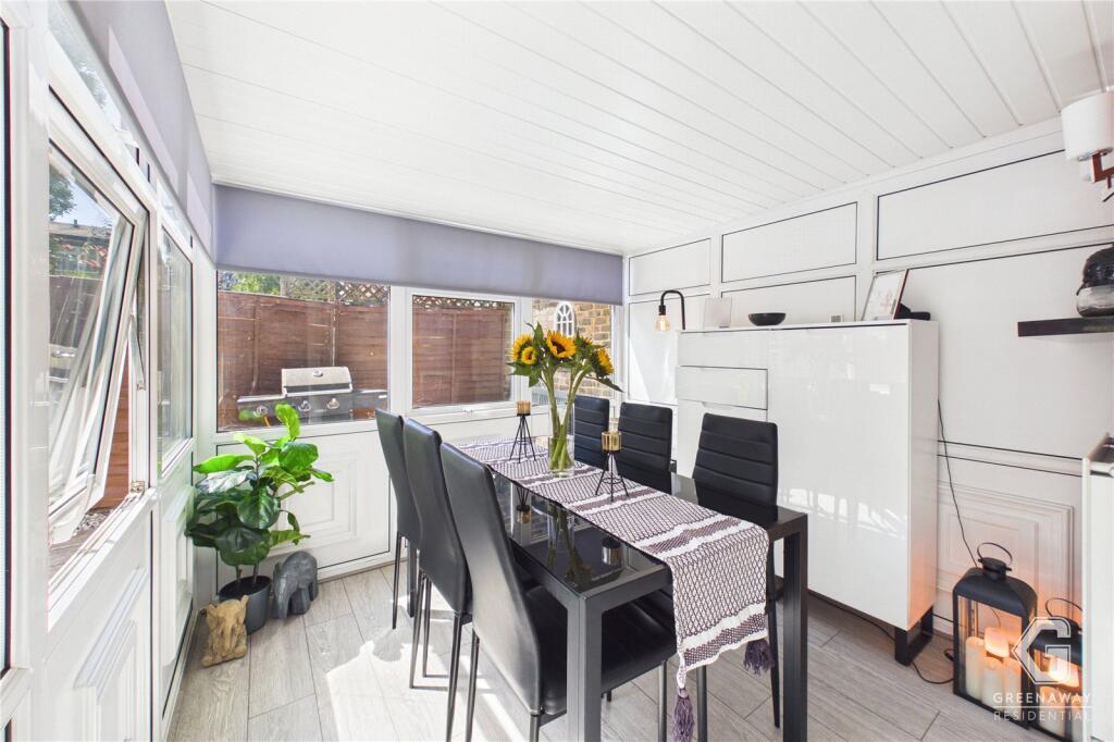 Newlands Crescent, East Grinstead, West Sussex, RH19 photo 4