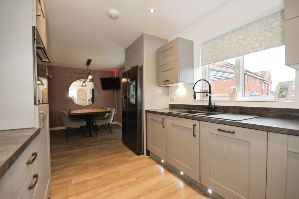 Emperor Avenue, Holmewood, Chesterfield, Derbyshire, S42 photo 5