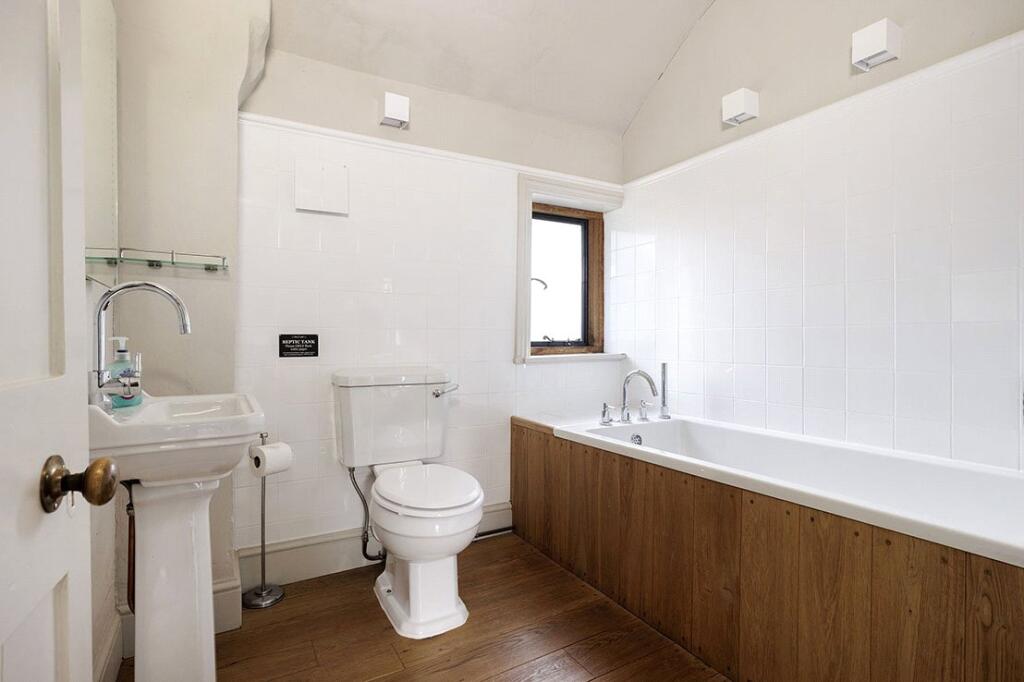 House in Stratford-on-Avon, Roughborough, Stretton on Fosse - More