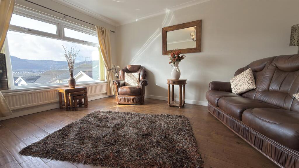 Fairfield Close, Cwmbach photo 4