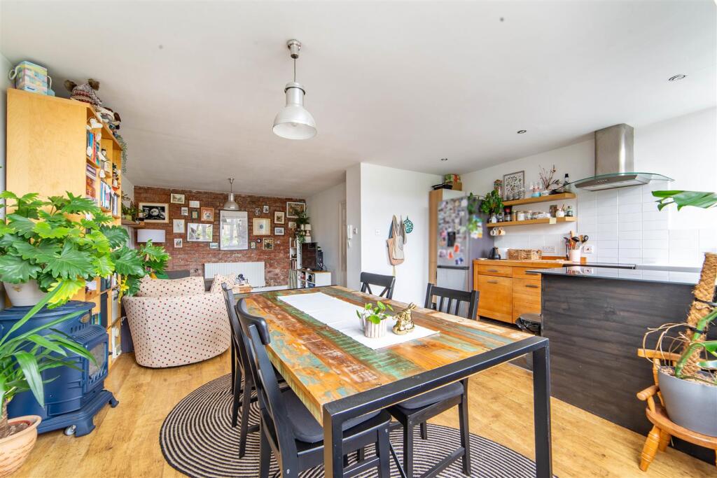 Apartment in Newcastle upon Tyne - View 4
