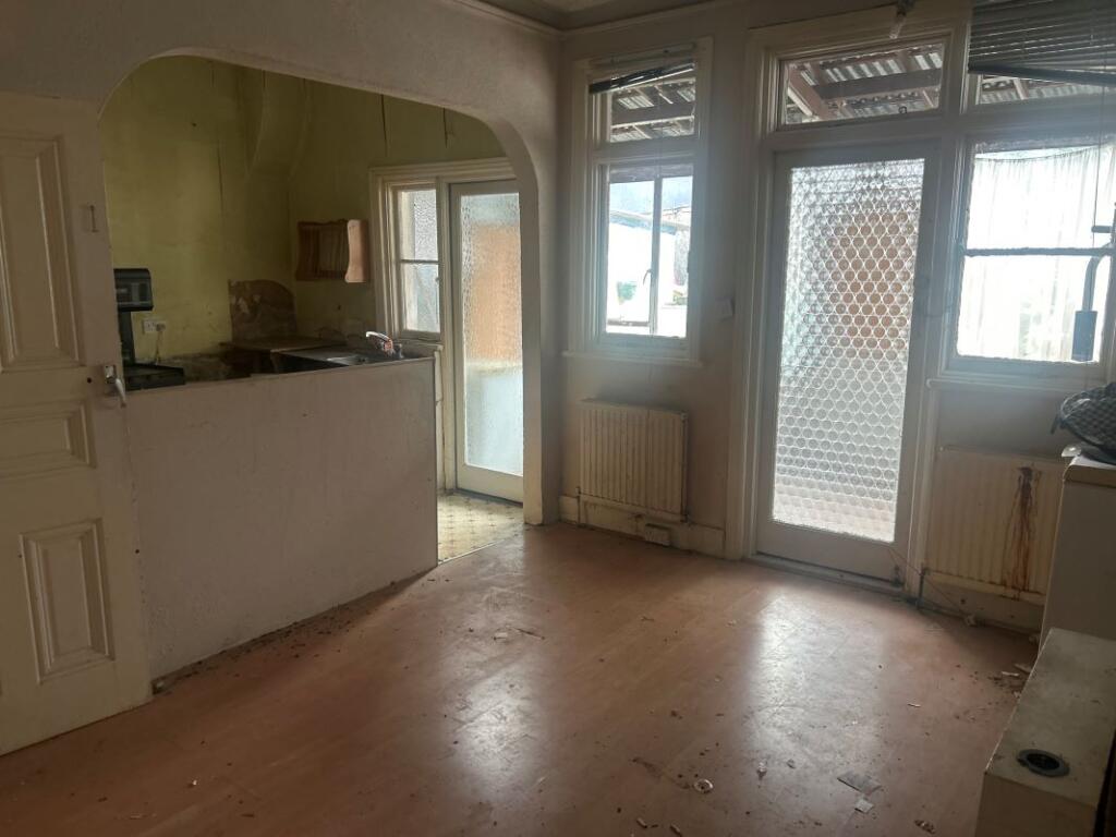 7 Brightwell Avenue, Westcliff-on-Sea, Essex, SS0 9EB photo 4