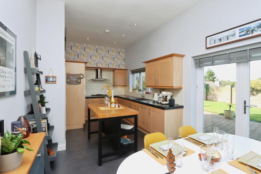 Gomersal Lane, DRONFIELD, Derbyshire, S18 photo 3