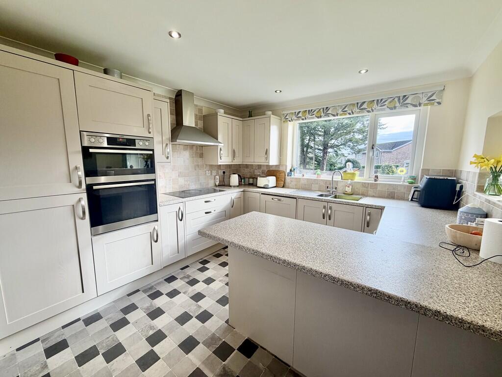 Lynwood Drive, Merley photo 3