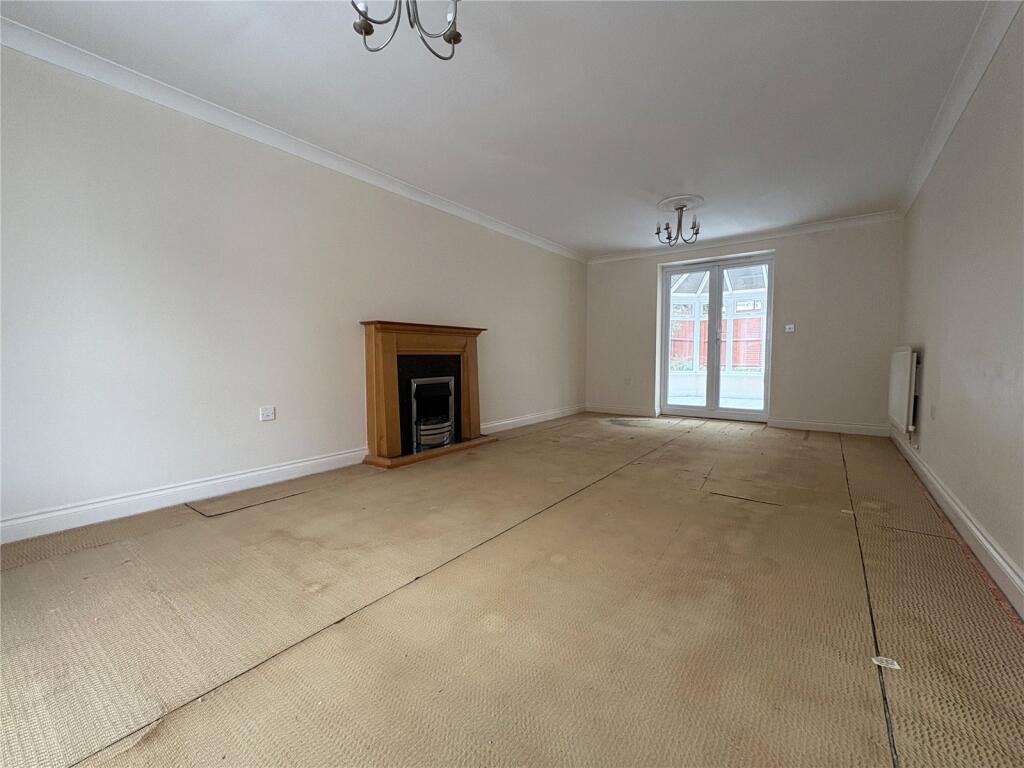 Chichester Close, Chafford Hundred, Grays, Essex, RM16 photo 4