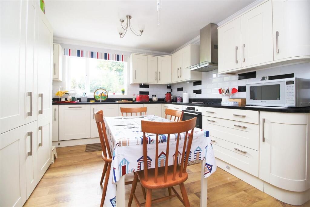 Barton Drive, Barton On Sea, Hampshire, BH25 photo 2