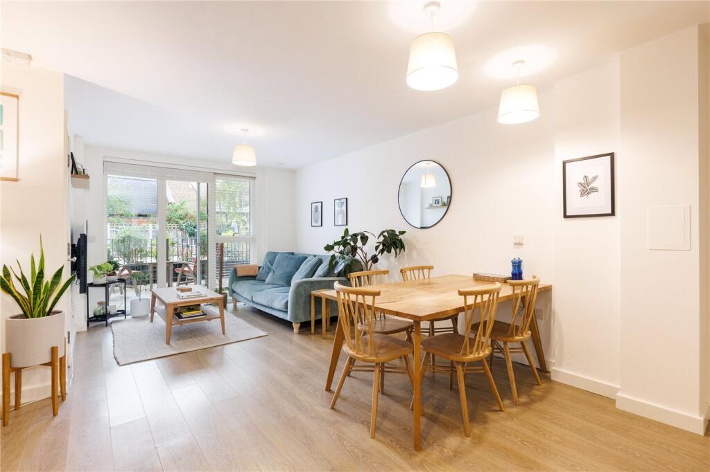 3-bed flat on Roehampton Lane, London, SW15, £525,000