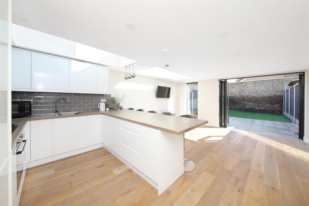 House in London - View 2