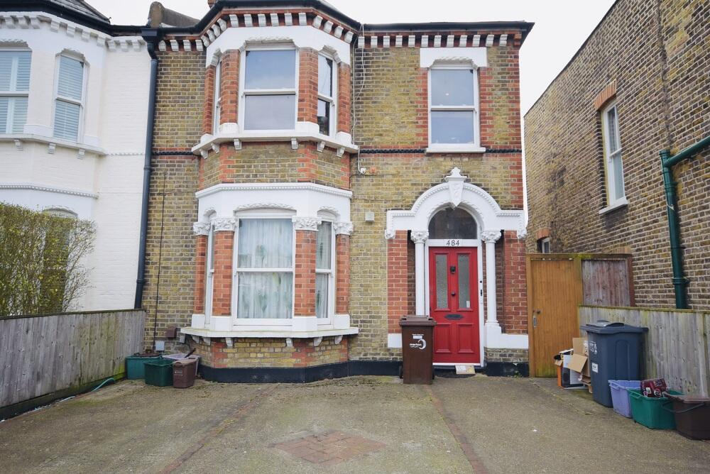 Main image of property: Kingston, SW20: 3 bed 1 rec 1 bath 