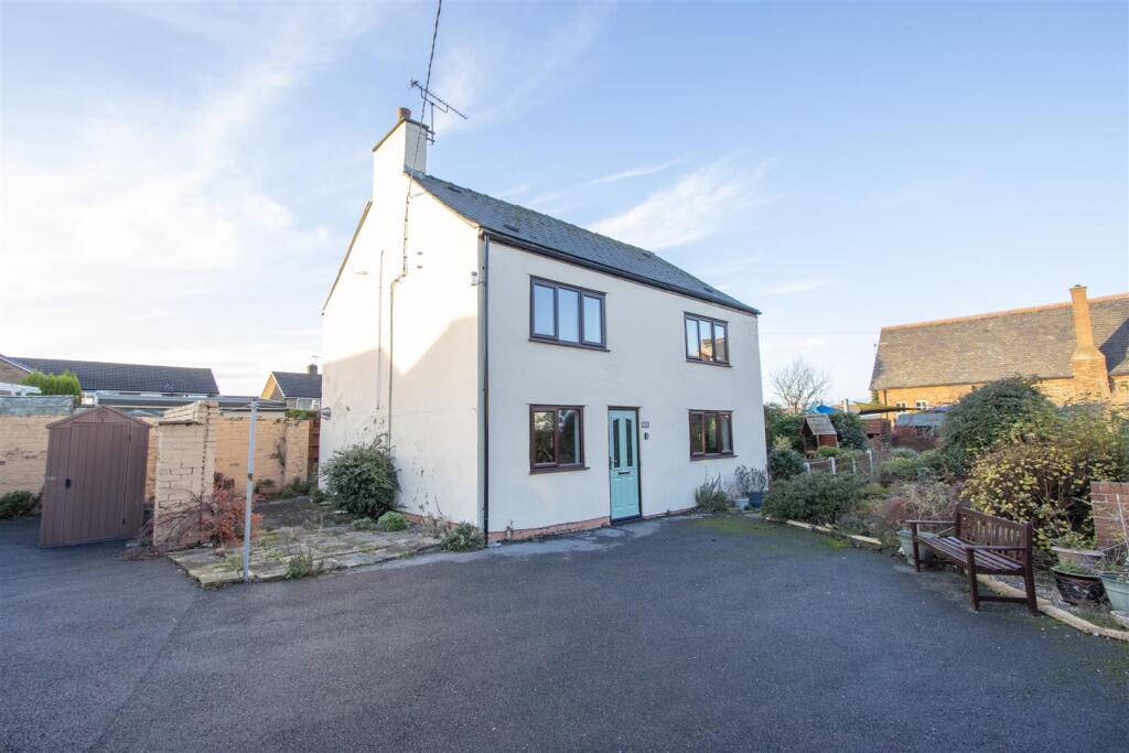 3-bed detached on Manor Road, Brimington, Chesterfield, £250,000