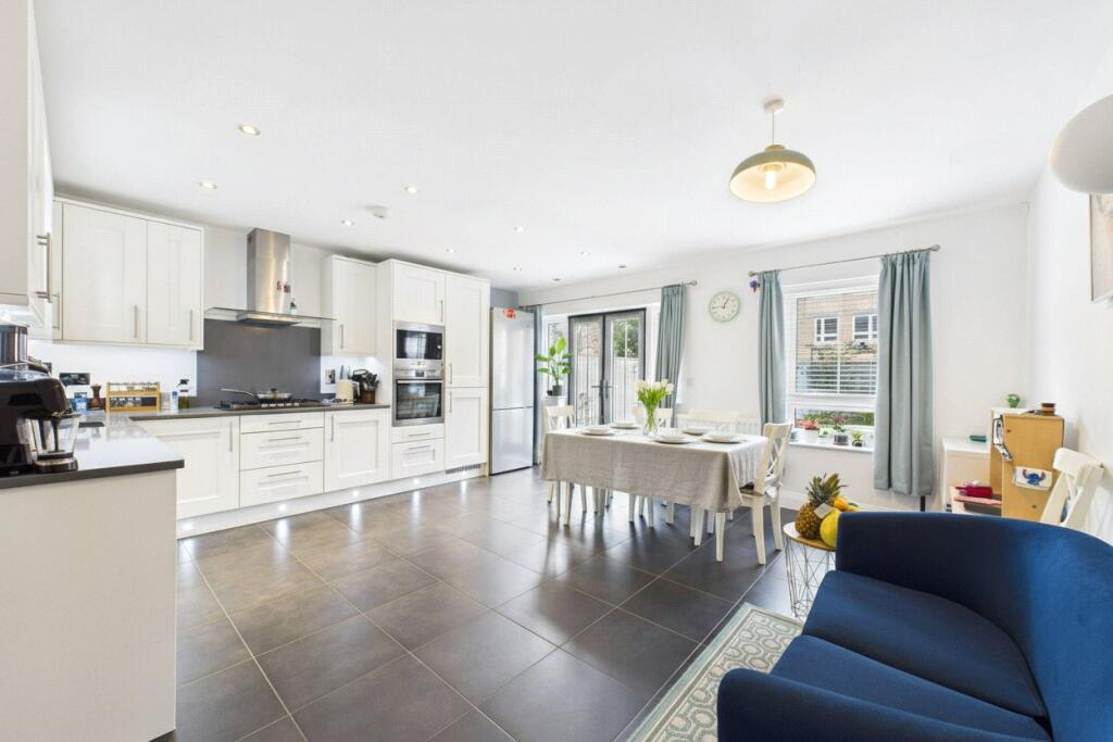 Pintail Way, Maidenhead, Berkshire, SL6 photo 2