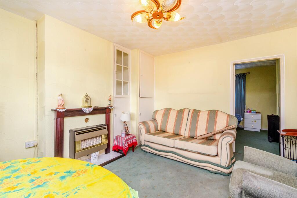Apartment in Wolverhampton, Wood End - View 3