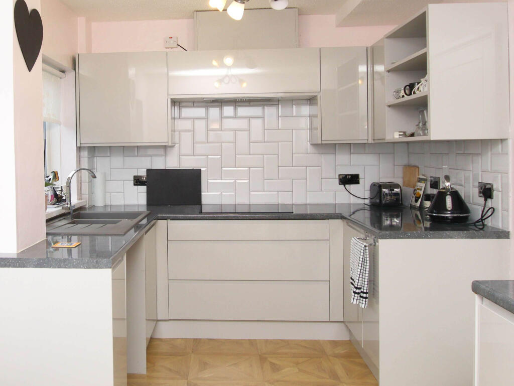 Byron Avenue, Beddau, Pontypridd CF38 2TW photo 4