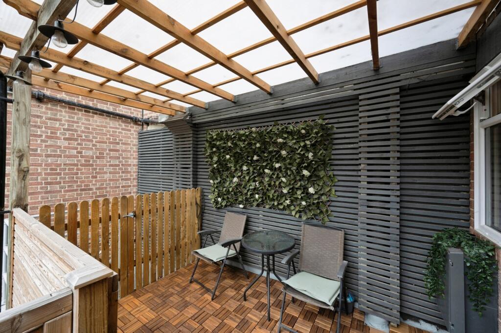 Apartment in Esher - View 5