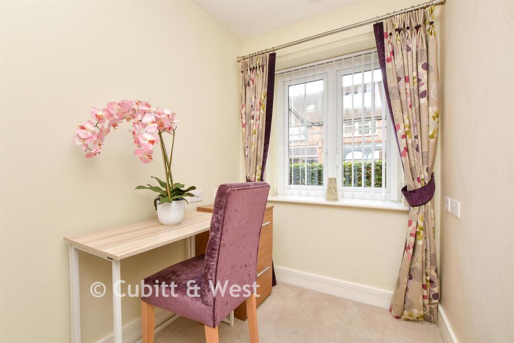 Apartment in Kingston upon Thames - View 4