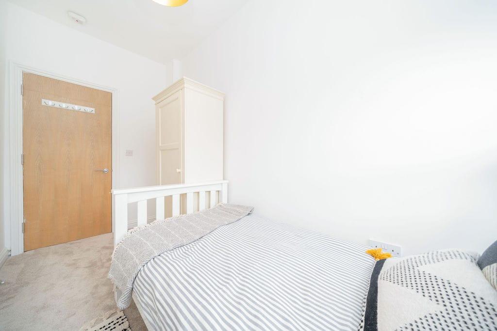 Apartment in Southall - More