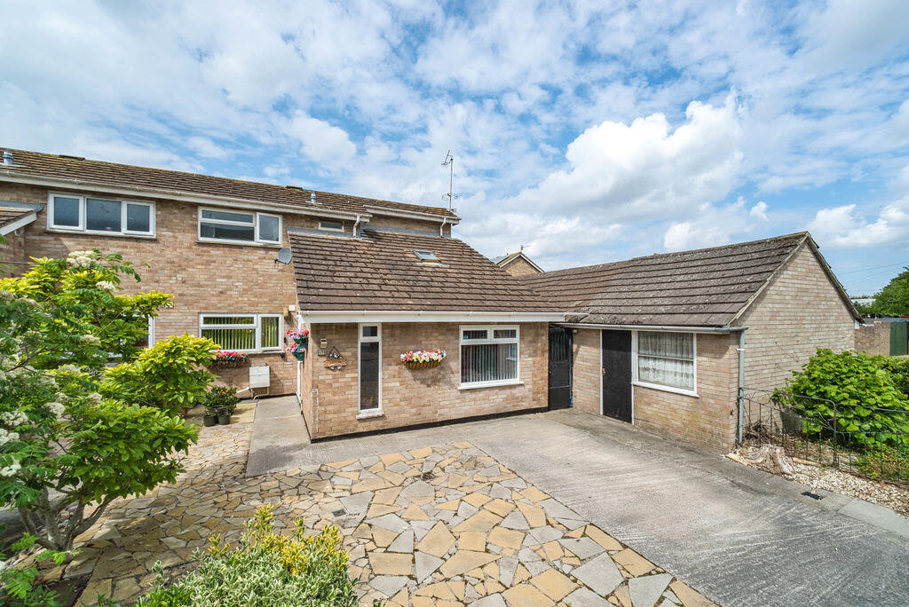 Main image of property: Brompton Road, Oldmixon - EXTENDED HOME