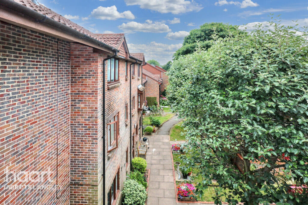 The Grange, ABBOTS LANGLEY photo 3