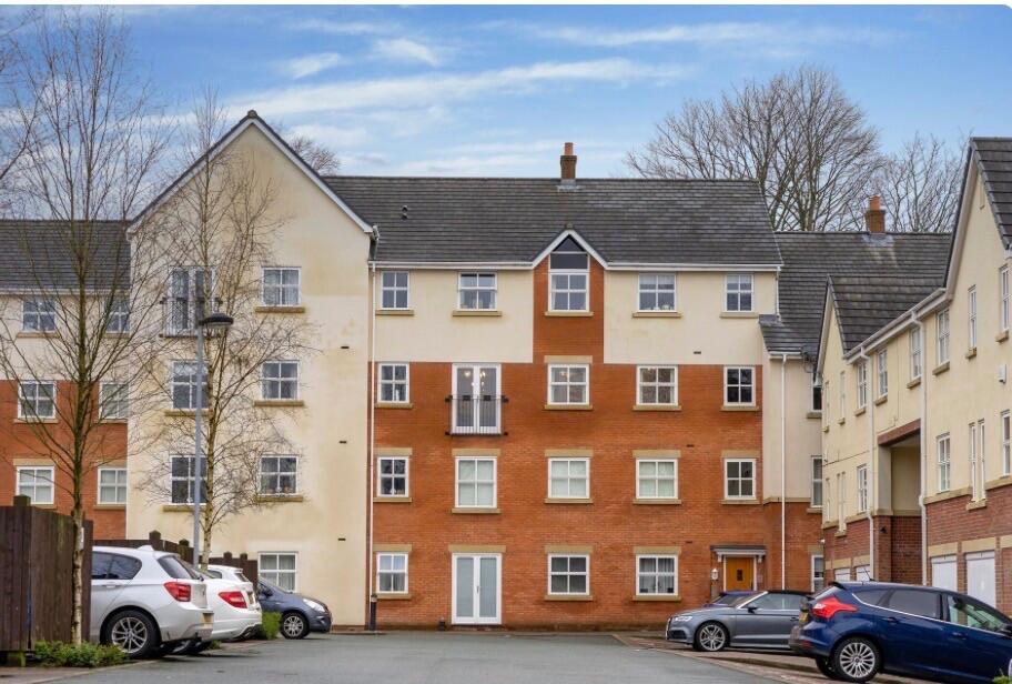 2-bed flat on 26 Clarendon Gardens, Bromley Cross, Bolton, BL7 9GX, £135,000