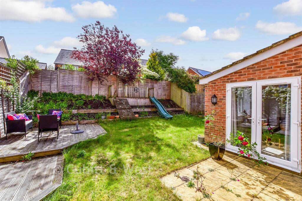 Whiteland Way, Clanfield, Hampshire photo 4