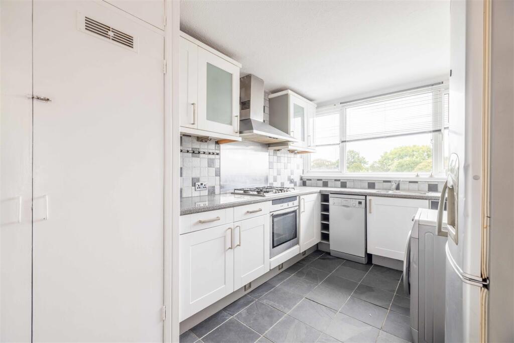 Apartment in Windsor - View 4