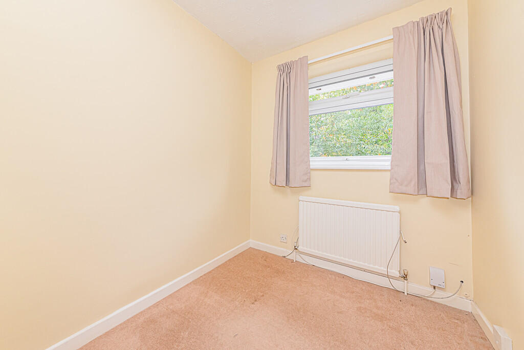 Inglewood Avenue, Camberley photo 2