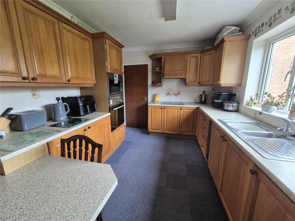 Bewley Court, Chard, Somerset, TA20 photo 4