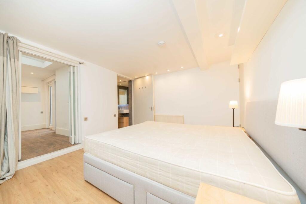 Cornwall Crescent, Notting Hill photo 4