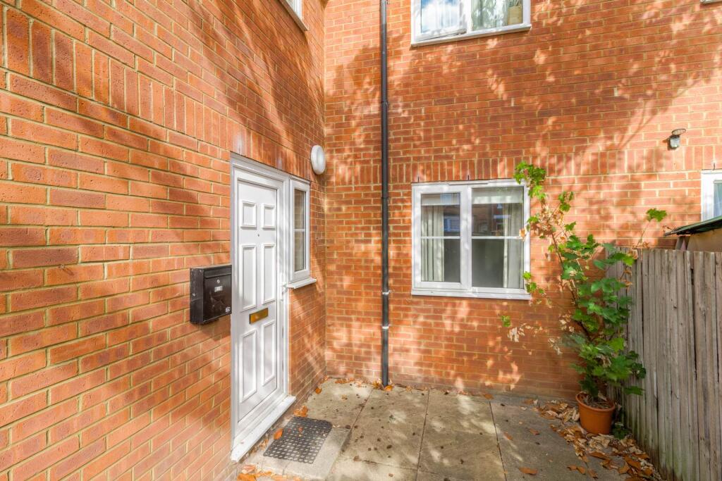 Apartment in Newport Pagnell, Green Park - View 3