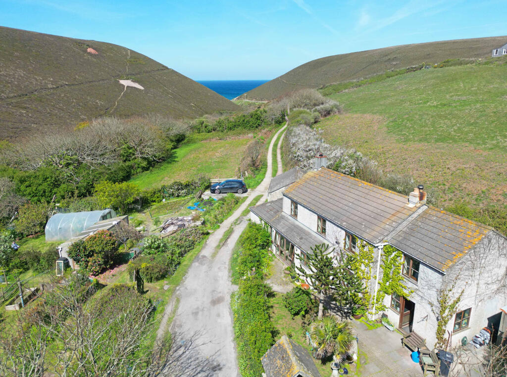 House in Porthtowan, St. Agnes - More