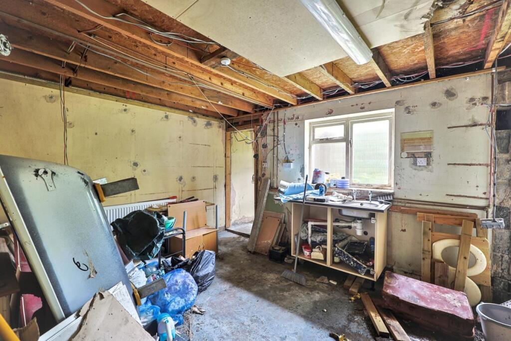 House in Swansea, Carmarthen - More