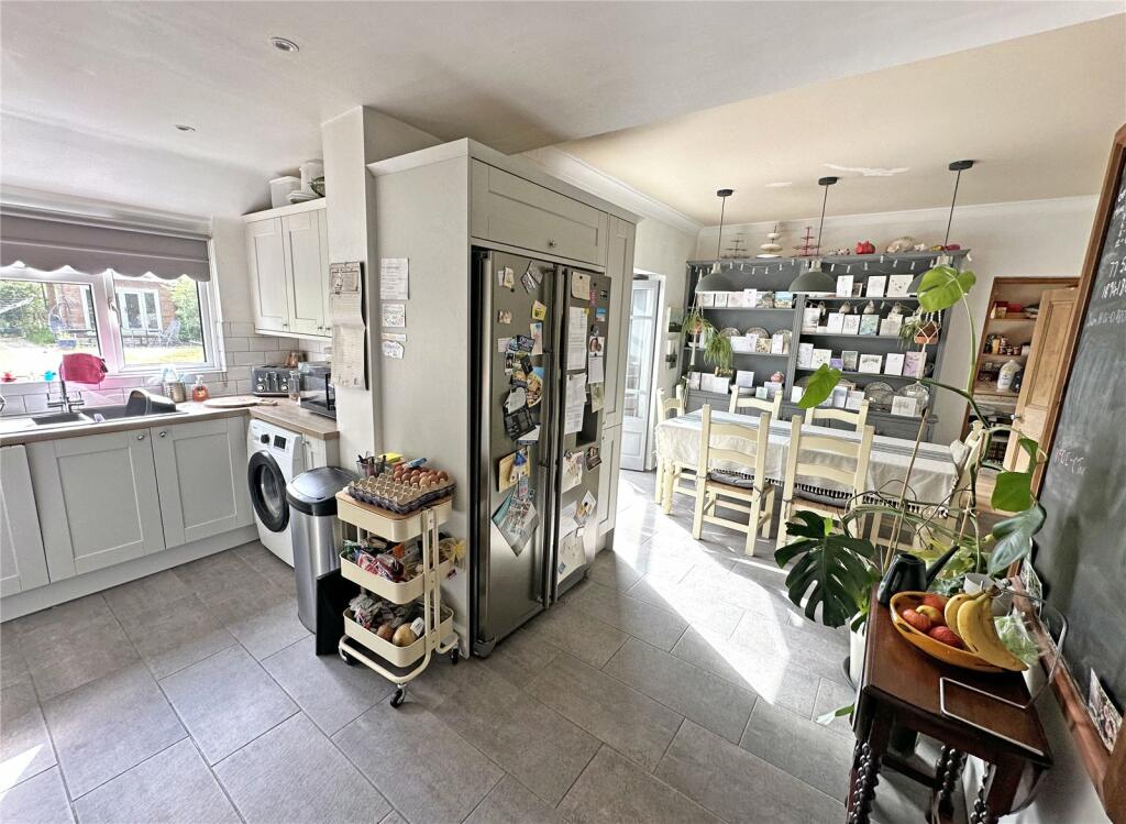 Albert Road, New Milton, Hampshire, BH25 photo 3