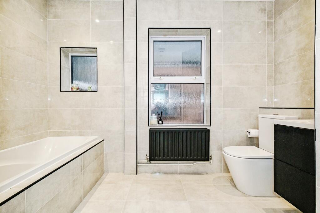 Apartment in Worthing, West Sussex - More