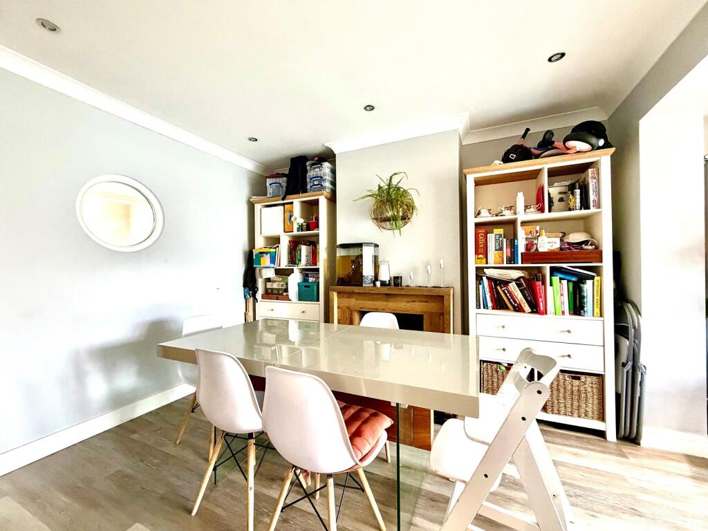 House in Kingston upon Thames - More