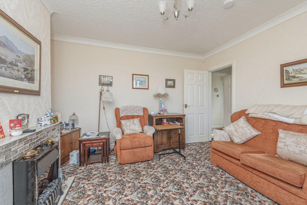 Turnshaws Avenue, Kirkburton photo 3