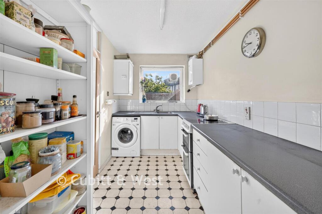 House in Sutton - View 3